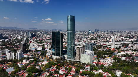 Torre-Mitikah-Komplex-Im-Sonnigen-Mexiko-Stadt-–-Annäherung,-Drohnenaufnahme