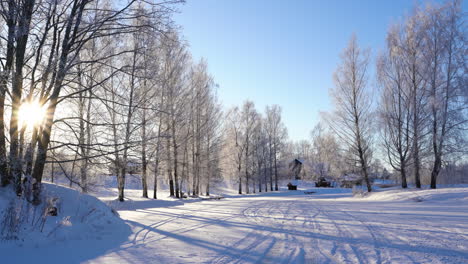 Wundervoller-Wintermorgen-Während-Der-Goldenen-Stunde-Im-Ländlichen-Dorf,-Weite-Pfanne-Links