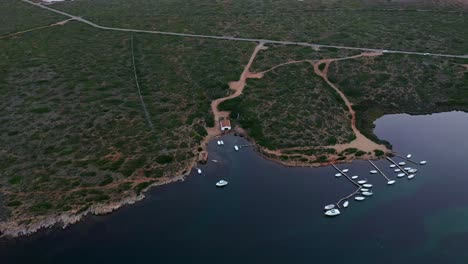 Yachten-Legten-Im-Hafen-Von-Sa-Nitja,-Spanien,-Auf-Der-Insel-Menorca-An