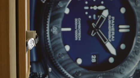 Vertikale,-Luxuriöse-Designer-Marine-Armbanduhr-Für-Schmuck-Von-Panerai-Vor-Dem-Verkaufsdisplay-Für-Einzelhandelsmarken