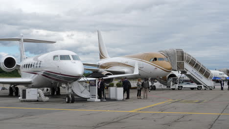 Große-Business-Jets-Auf-Luftfahrtkongress,-Messe,-Genf,-Stativ-Gezeigt