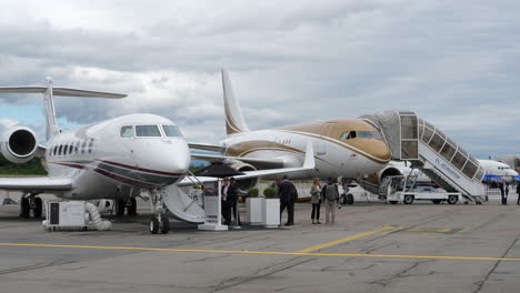 Feria-Comercial,-Ginebra,-Grandes-Jets-De-Negocios-Mostrados-En-La-Convención-De-Aviación,-Trípode