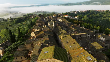 Fly-Over-The-Historical-Hill-Town-Of-San-Gimignano-At-The-Early-Misty-Morning-In-Tuscany,-Italy