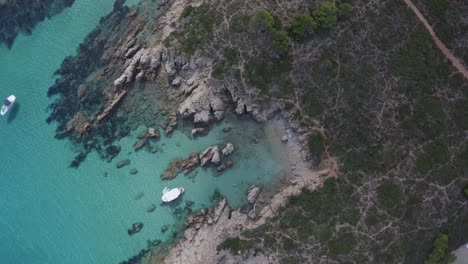 Verdrehte-FPV-Ansicht-Eines-Kleinen,-Felsigen,-Versteckten-Strandes-In-Spanien