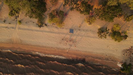 Orbitaufnahme-Von-Freunden,-Die-Beachvolleyball-An-Der-Küste-Von-Fray-Bentos,-Uruguay,-Spielen