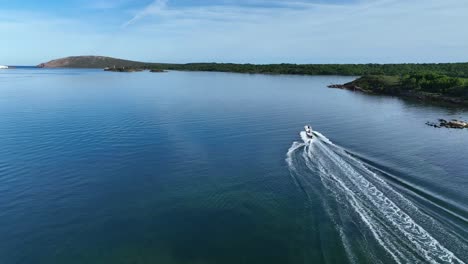 Wasserskifahrer-Hinter-Dem-Boot-In-Der-Bucht-Von-Fornells-Auf-Menorca,-Spanien