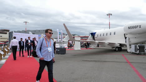 Gäste-Der-European-Business-Aviation-Exhibition,-Zu-Fuß-Mit-Privatjets