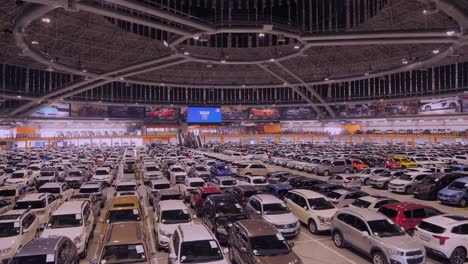 Enorme-Sala-De-Exposición-De-Automóviles,-Compramos-Cúpula-De-Automóviles-En-Johannesburgo,-S-áfrica