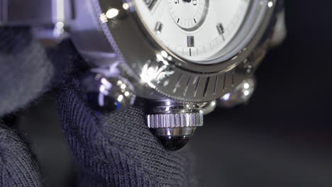 Vertical-Cartier-Elegante-Y-Elegante-Reloj-De-Pulsera-De-Plata-De-Lujo-Con-Esfera-Y-Detalle-Frontal-Mecánico-De-Cerca