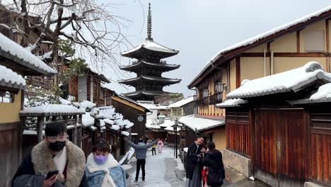 Yasaka-Pagoda-and-Old-Japanese-Buildings-Covered-in-Snow,-Kyoto-in-Winter