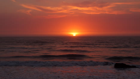 Wunderschöner-Sonnenuntergang-Mit-Wellen,-Die-In-Zeitlupe-Ans-Ufer-Rollen