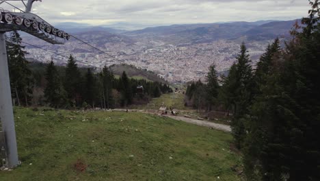 Luftaufnahmen-Der-Seilbahn,-Die-Die-Stadt-Sarajevo-Mit-Dem-Berg-Trebevic-Verbindet