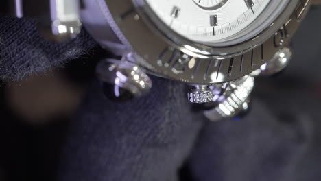Luxuriöse,-Funkelnde-Cartier-Armbanduhr-Aufzugsabdeckung,-Nahaufnahme-Einer-Stilvollen-Klassischen-Uhr