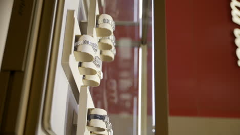 Ausstellung-Einer-Luxusarmbanduhr-In-Barcelona,-Vertikale-Bewegungsansicht