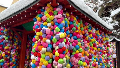 Buntes-Wunsch-Kukurizaru-Im-Yasaka-Koshindo-Tempel,-Kyoto,-Japan