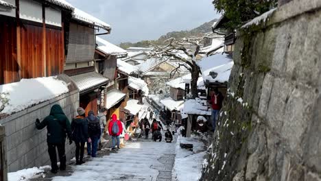 Caminata-De-Invierno-En-Los-Distritos-De-Higashiyama-Y-Gion-De-Kyoto,-Kyoto,-Japón