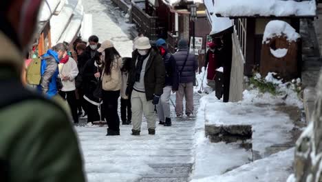 Gente-Caminando-En-Escaleras-Nevadas,-Higashiyama-Y-Gion,-Kyoto,-Japón