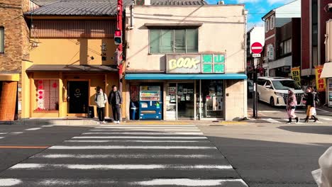 Zwei-Junge-Asiatische-Männer-Warten-Am-Zebrastreifen,-Kyoto,-Japan