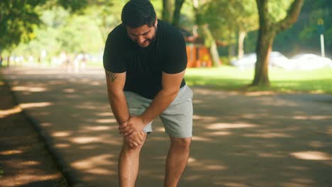 Junger-Mann-Mit-Knieverletzungsschmerzen-Im-Park