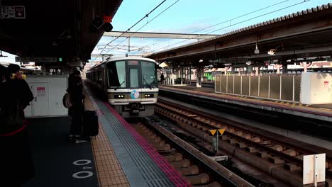 El-Tren-Llega-A-La-Plataforma,-Gente-Esperando,-Nara,-Japón
