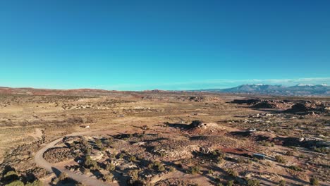 Luftaufnahme-Des-Moab-Gebirges-Und-Der-Wüstenlandschaft-An-Einem-Sonnigen-Tag-In-Utah,-USA