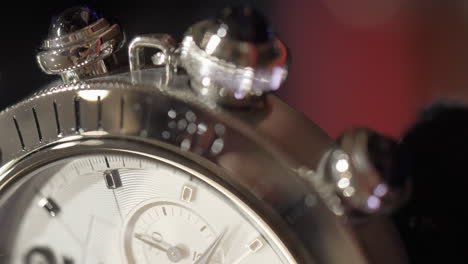 Cartier-Stilvolle-Elegante-Luxus-Armbanduhr-Aus-Silber-Mit-Zifferblatt-Und-Mechanischen-Details-Auf-Der-Vorderseite-Aus-Nächster-Nähe