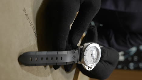 Vertikaler-Verkäufer,-Der-Die-Teure-Maritime-Armbanduhr-Von-Panerai-In-Zeitgenössischer-Qualität-Aus-Nächster-Nähe-Zeigt