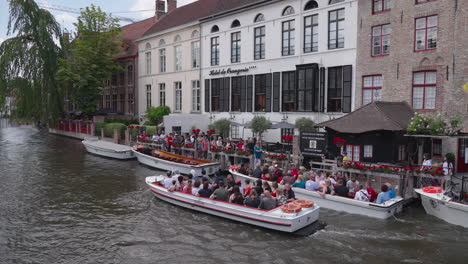 Passengers-On-Boat-Tours-On-The-Dijver-Canal-In-Brugge,-Belgium
