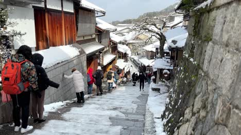 Persona-Mayor-Bajando-Lentamente-Las-Escaleras-Durante-El-Invierno,-Higashiyama-Y-Gion,-Kyoto,-Japón