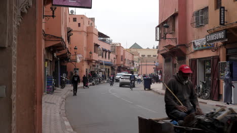 Vista-De-La-Calle-De-Los-Lugareños-Que-Viajan-Diariamente-En-Marrakech---Carro-De-Burro,-Bicicleta,-Scooter