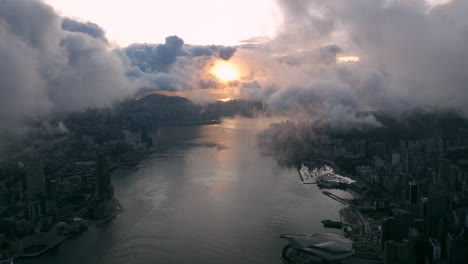Wunderschöner-Sonnenaufgang-Zwischen-Wolken-über-Dem-Hafen-Von-Victoria,-Hongkong,-Epische-Filmische-Weitwinkelaufnahme