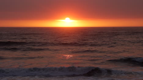 Wunderschöner,-Farbenfroher-Sonnenuntergang-Mit-Der-Sonne,-Die-Kurz-Vor-Dem-Untergang-Im-Pazifischen-Ozean-Steht