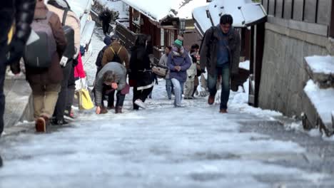 Gente-Subiendo-Escaleras-En-Invierno-En-Kyoto,-Japón