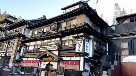 Arquitectura-Tradicional-En-Ginzan-Onsen,-Japón,-Dolly