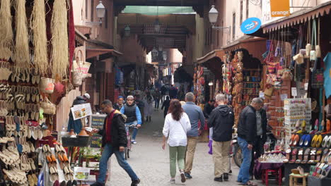 Menschen-In-Einer-Engen-Gasse-Mit-Lebhaftem-Markt-Und-Historischer-Architektur-In-Der-Medina-Von-Marrakesch-In-Marokko