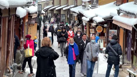 Joven-Turista-Asiático-Tomando-Fotos-En-Invierno,-Higashiyama-Y-Gion,-Kyoto,-Japón