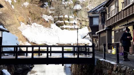 Asiatische-Familie-Geht-Gemeinsam-Am-Touristenziel-Ginzan-Onzen,-Japan-Spazieren