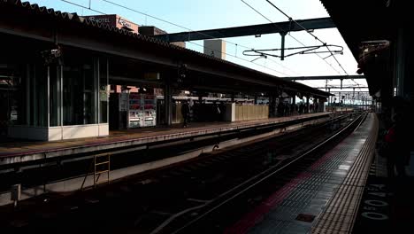 Escena-Tranquila-En-La-Plataforma-De-La-Estación-De-Tren-De-Nara,-Japón