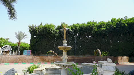 Wasserbrunnen-Im-Garten-–-Kamera-Nach-Unten-Geneigt
