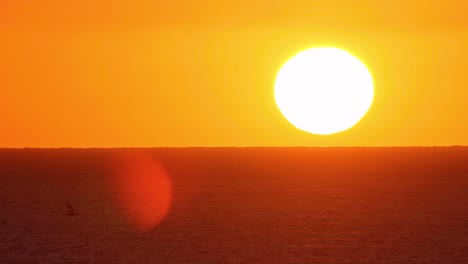 Weiter-Blick-Auf-Den-Wunderschönen-Dramatischen-Sonnenuntergang-über-Dem-Meer-Oder-Ozean-Mit-Dramatischem-Himmel