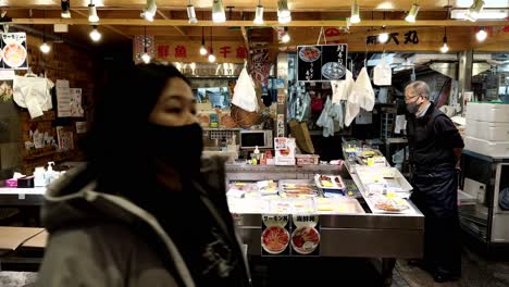 Fußgänger-Schlendern-An-Lokalen-Verkäufern-Vorbei,-Markthalle,-Kyoto,-Japan