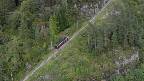 Die-Rote-Standseilbahn-Zum-Berg-Fløyen-Nähert-Sich-Der-Endstation-Auf-Dem-Gipfel