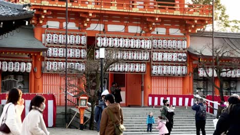 Puerta-Del-Templo:-Peatones-Caminando-Tranquilamente-Afuera,-Kyoto,-Japón