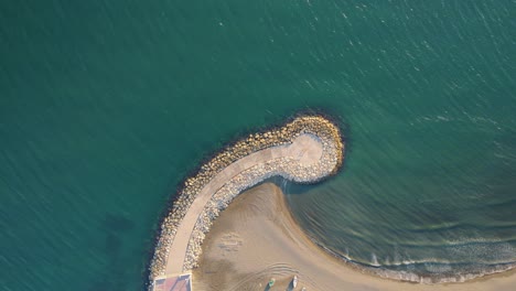 Wellenbrecher-Oder-Felspier-Mit-Einem-Pfad,-Neben-Dem-Türkisblauen-Meer-In-Malaga,-Spanien
