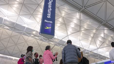 Flugpassagiere-Gehen-Durch-Die-Abflughalle-Des-Internationalen-Flughafens-Chek-Lap-Kok-In-Hongkong
