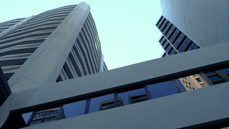 La-Vista-Panorámica-De-ángulo-Bajo-De-Los-Edificios-Del-Horizonte-De-La-Ciudad-Y-El-Cielo-Azul