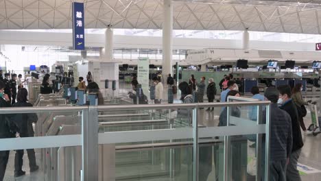 Flugpassagiere-Durchlaufen-Die-Sicherheits--Und-Kameraüberwachung-In-Der-Abflughalle-Des-Internationalen-Flughafens-In-Hongkong