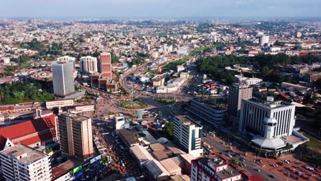 Luftaufnahme-Des-Belebten-N2-Verkehrskreises-In-Der-Innenstadt-Von-Yaoundé,-Kamerun,-Afrika