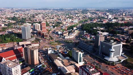 Vista-Aérea-De-La-Concurrida-Rotonda-N2-En-El-Centro-De-Yaundé,-Camerún,-áfrica