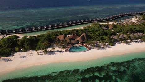 Drohnenaufnahme-Der-Exotischen-Maledivischen-Insel-Kuredu-Resort-Mit-Wunderschönem-Swimmingpool-Inmitten-Des-Goldenen-Sandstrandes